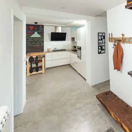 Hiska Pod Krasom بيت للعطل *